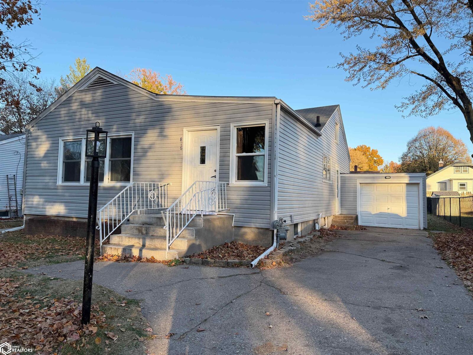 Property Photo:  816 Haskell Street  IA 52601 