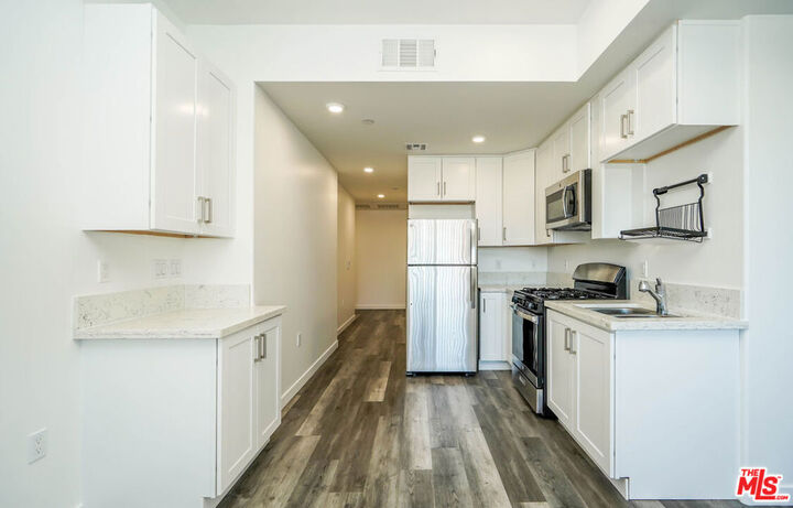 Property Photo: 2701 James M Wood Boulevard 304 CA 90005