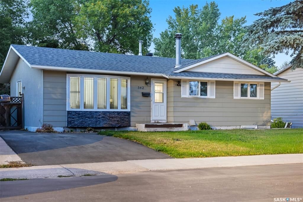 Property Photo:  542 Fisher Crescent  SK S7L 5S5 