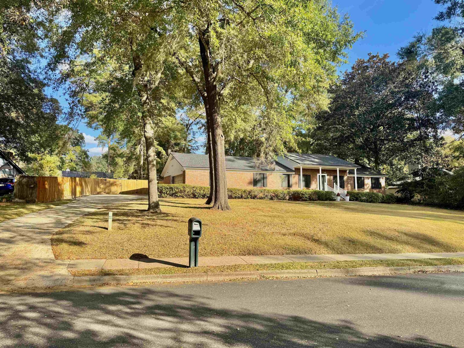 Property Photo:  3915 Royal Oaks Drive  FL 32309 