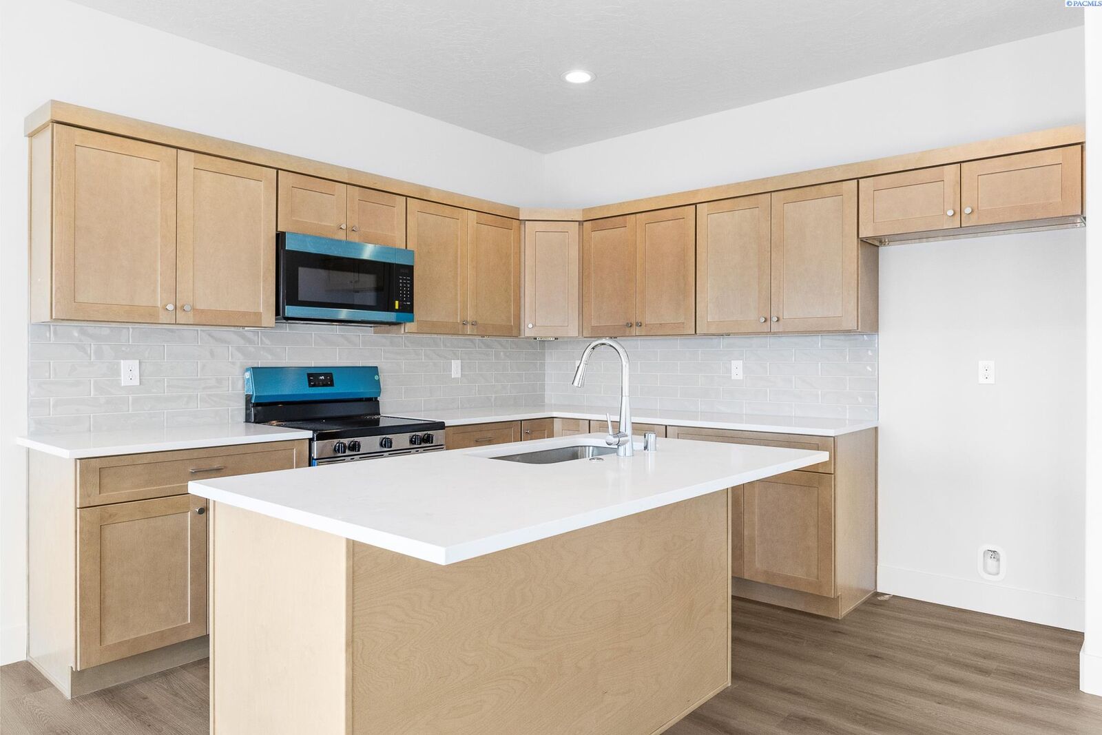 Property Photo:  7563 Grapevine Ct  WA 99353 