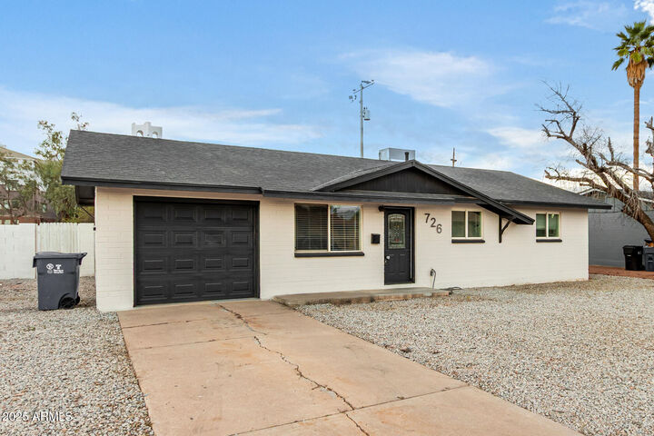 Property Photo: 726 E Vista Del Cerro Drive AZ 85281