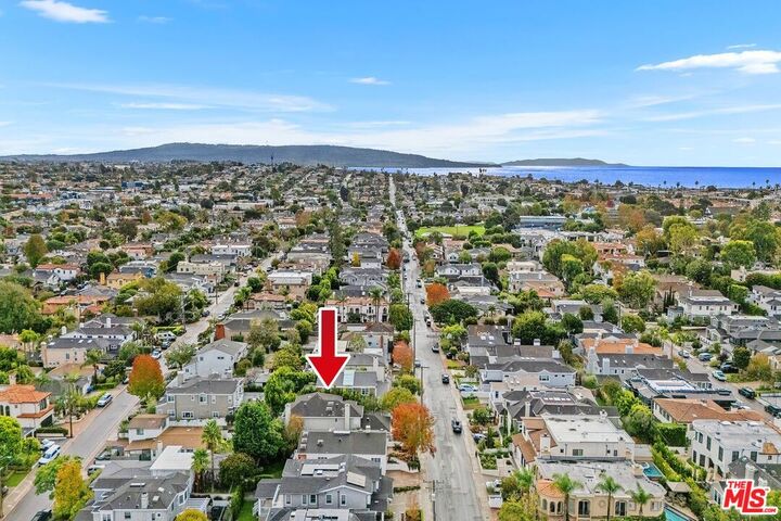 Property Photo: 2200 N Poinsettia Ave CA 90266