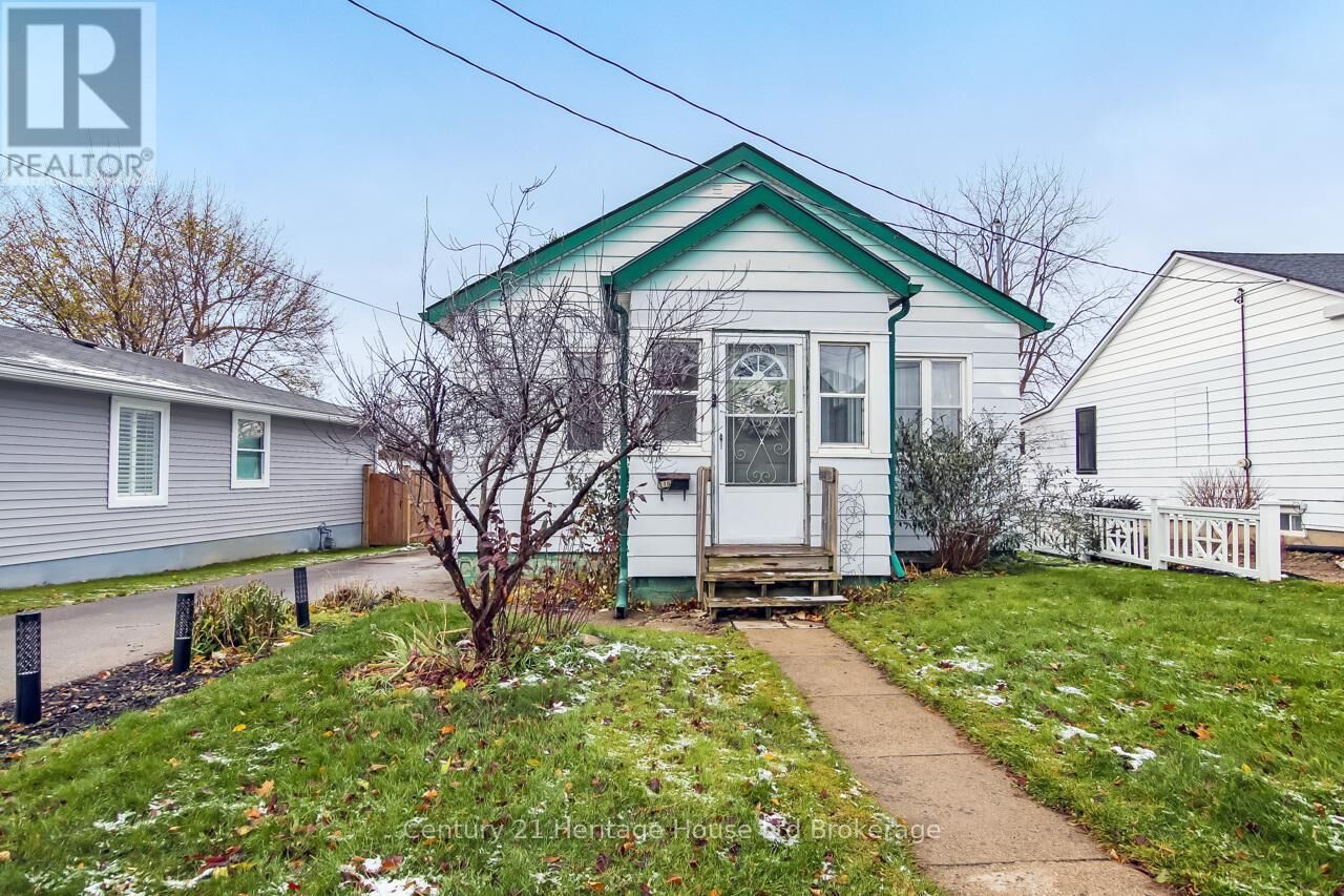 Property Photo:  116 East Park Drive  ON N4S 3N2 