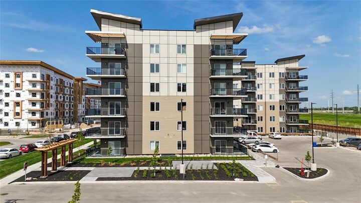 Property Photo:  635 Ballantrae Drive  MB R3T 3K4 