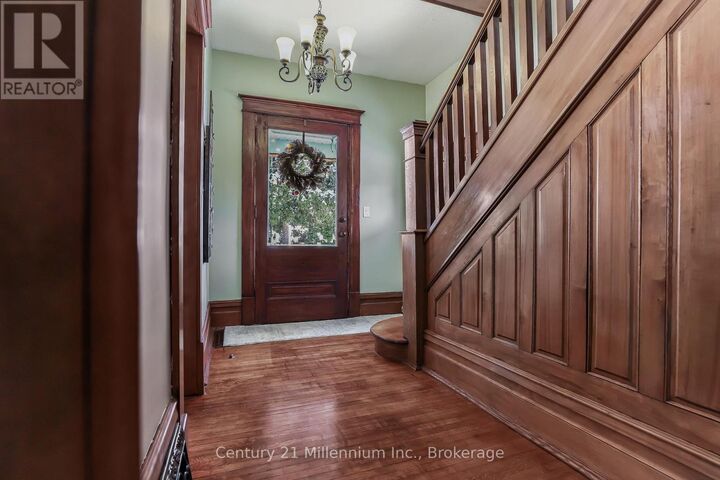 Property Photo:  296 Garafraxa St Street  ON N0H 1G0 