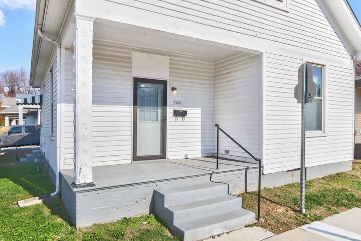 Property Photo:  900 E Walnut Street  IN 47713-2565 