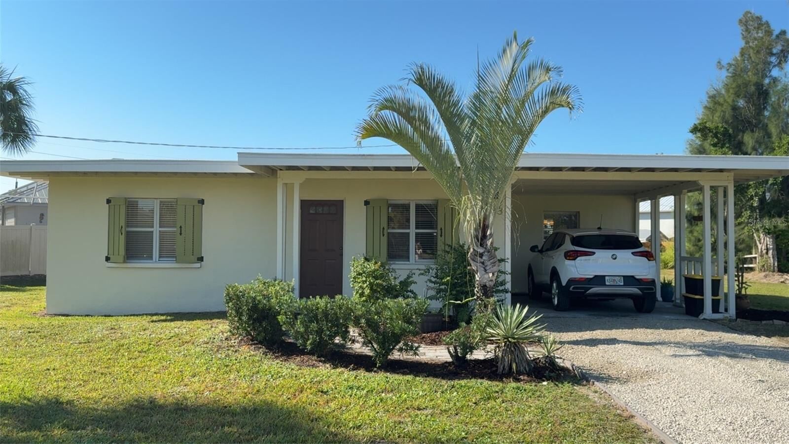 Property Photo: 433 South Drive FL 33950