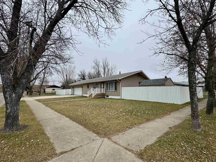 Property Photo:  502 SE 7th Ave  ND 58784 