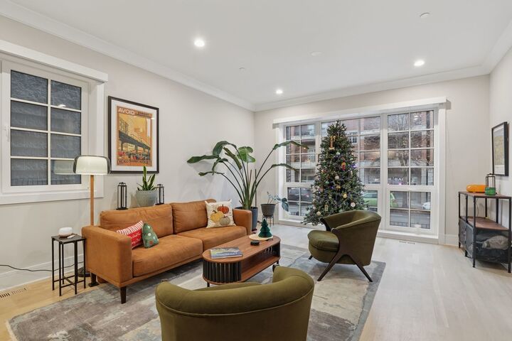 Property Photo:  1934 W Belmont Avenue 1E  IL 60657 