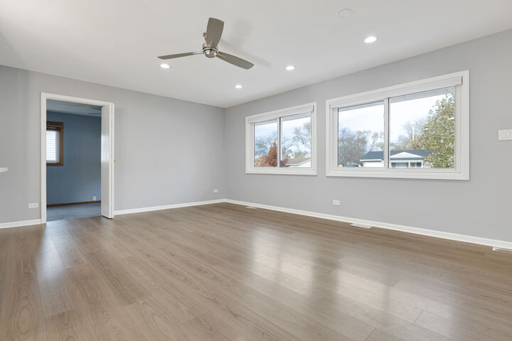 Property Photo: 940 Victoria Lane IL 60007