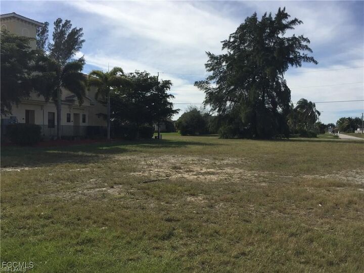 Property Photo:  4814 SW 17th Place  FL 33914 