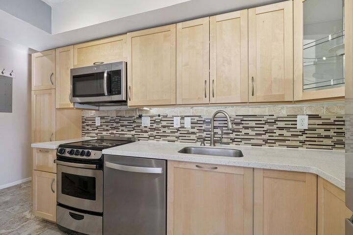 Property Photo:  1261 Cleveland Avenue N 2A  MN 55108 