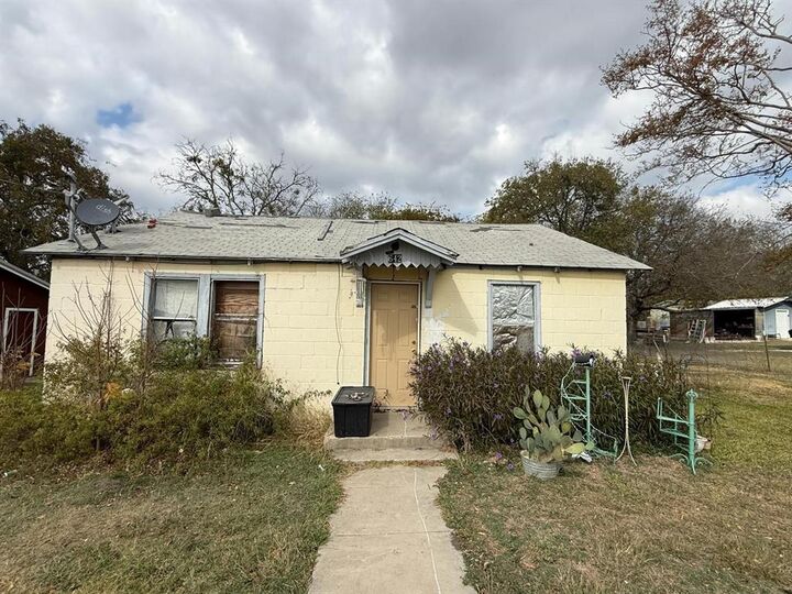Property Photo:  642 E Lumpkin Street  TX 76665 