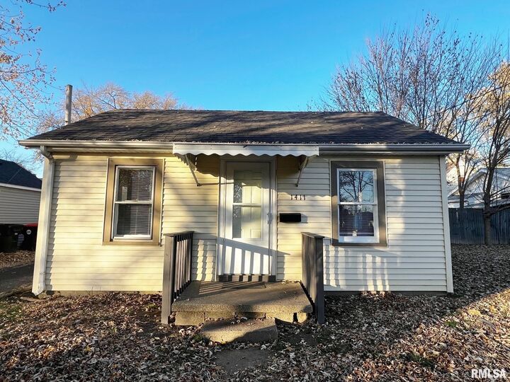 Property Photo:  1411 E Crestwood Drive  IL 61614 