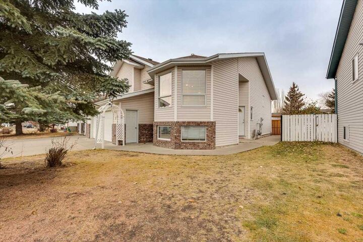 Property Photo:  14 Lawrence Crescent  AB T4R 2P2 