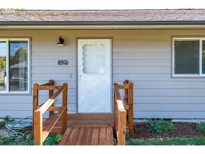 Property Photo:  1625 Jackson St  OR 97322 