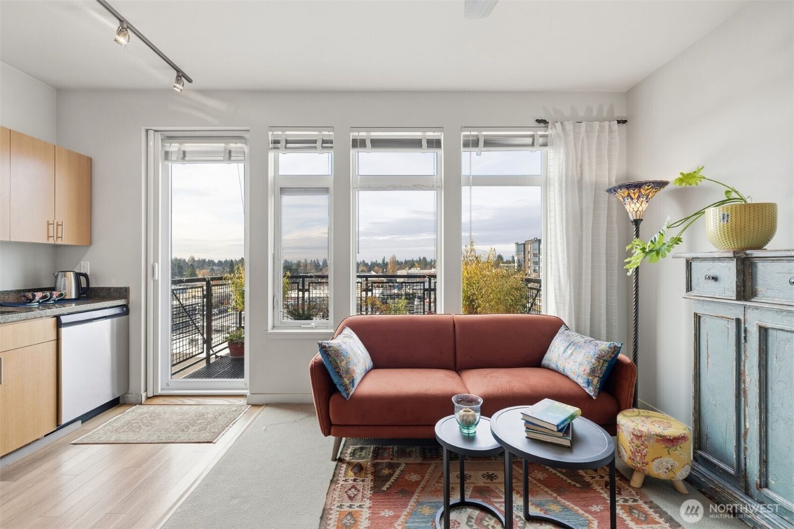 Property Photo:  15100  6th Avenue SW 723  WA 98166 