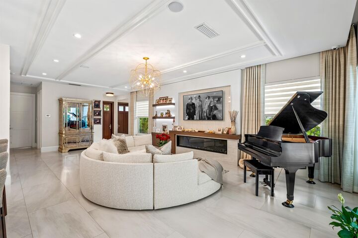 Property Photo: 436 NE Wavecrest Way FL 33432