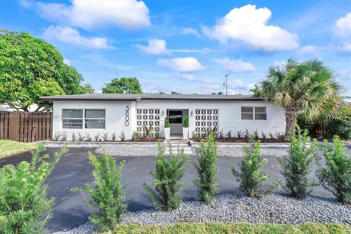 Property Photo: 5800 NE 18th Ave FL 33334