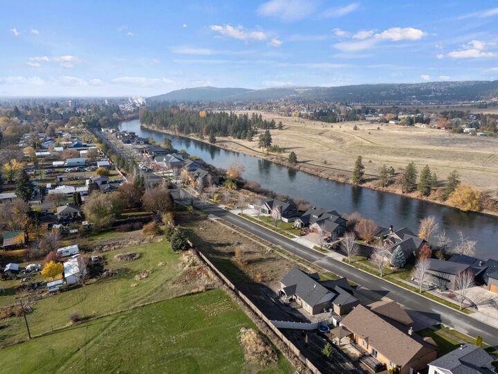 Property Photo: 11414 E Coyote Rock Dr WA 99206