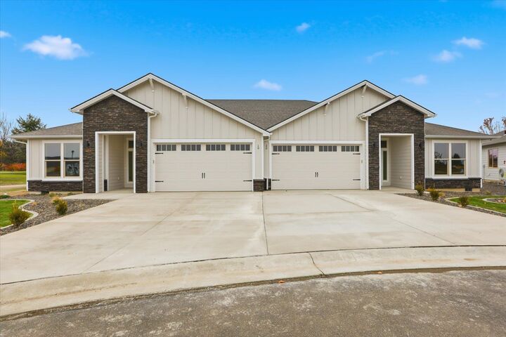 Property Photo: 1109 - Unit 20 N Country Club Dr 20 WA 99006