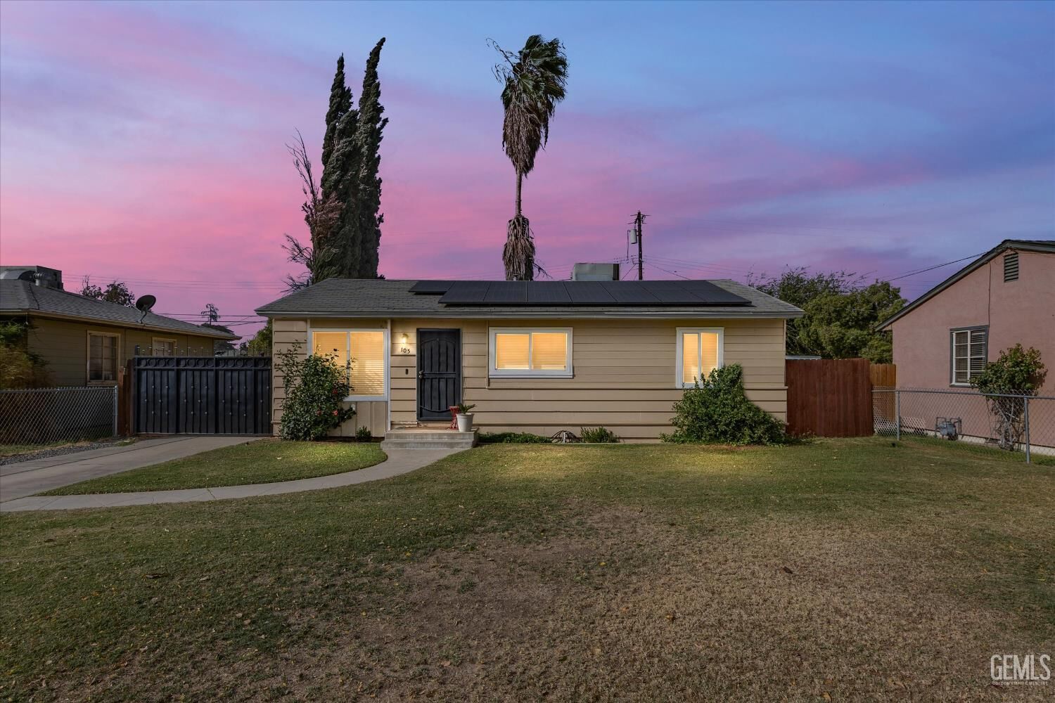 Property Photo:  105 Jones Street  CA 93309 