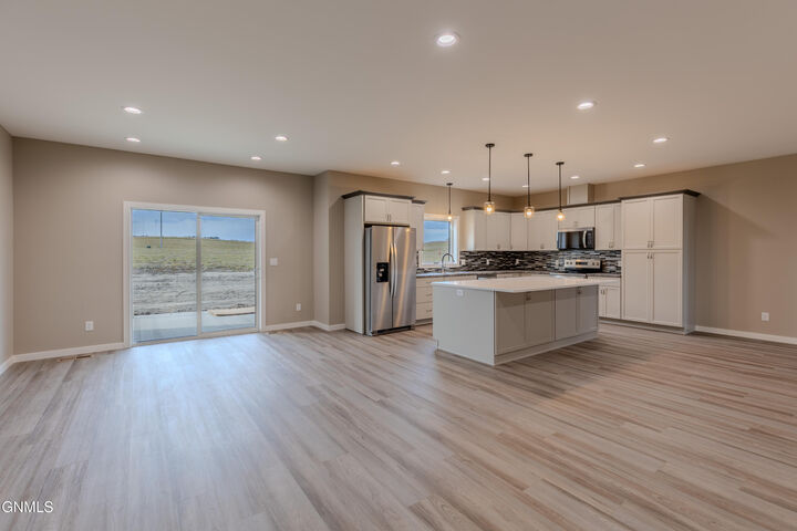 Property Photo:  3607 Silver Leaf Avenue  ND 58554 