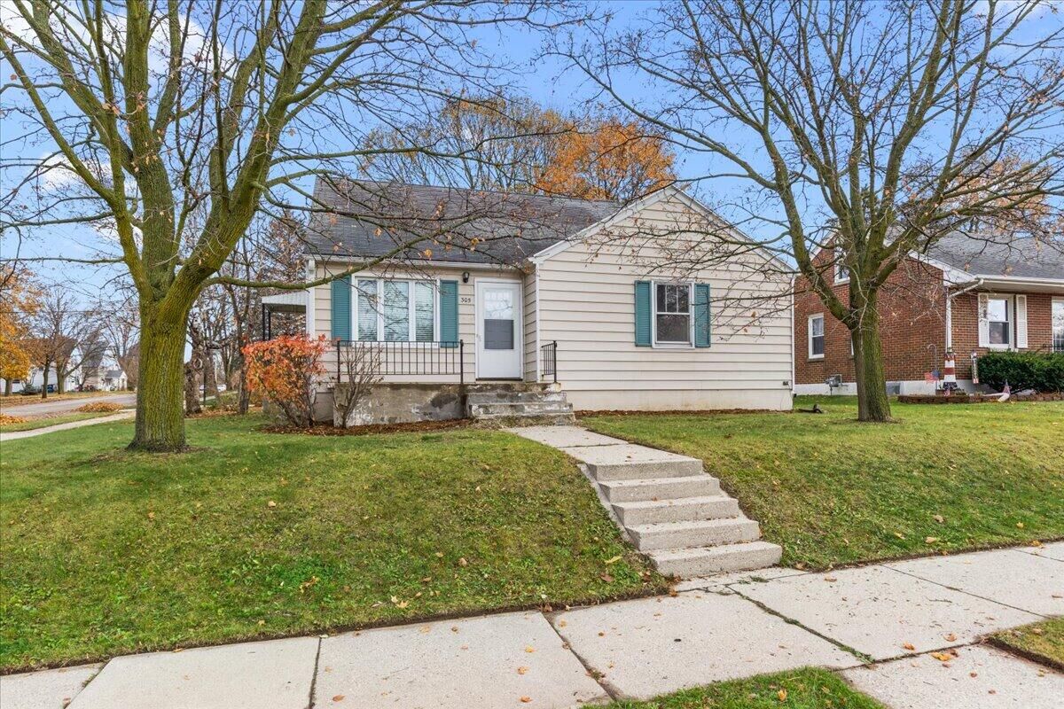 Property Photo: 305 S Silverbrook Dr WI 53095