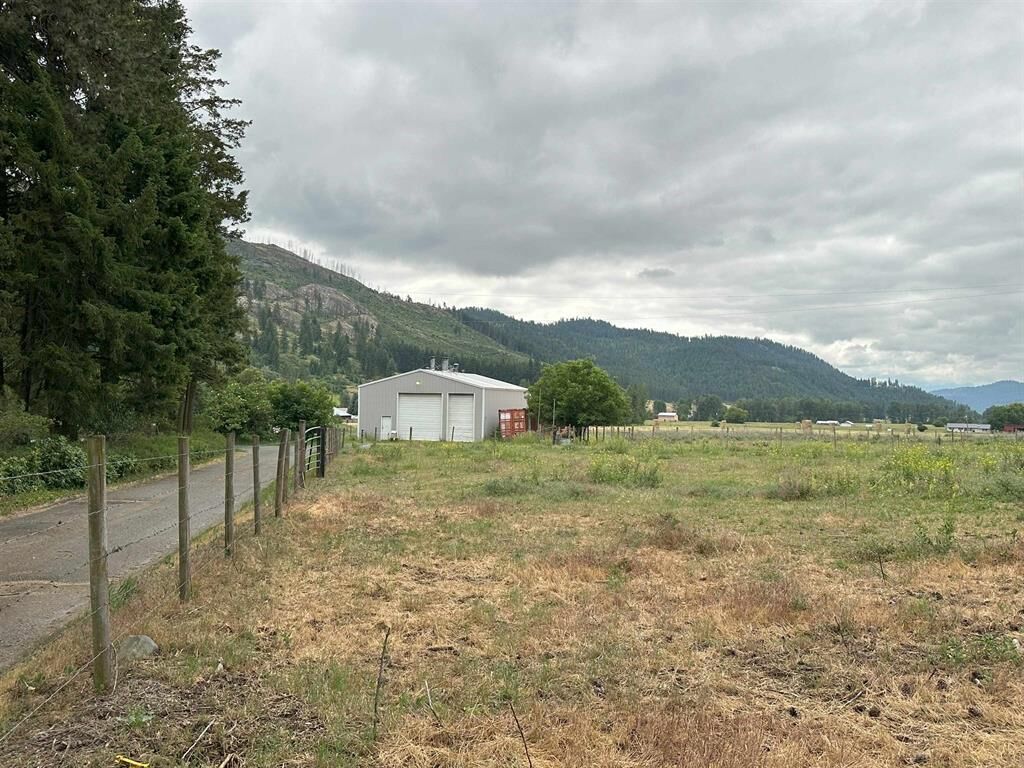 Property Photo:  501 A Williams Lake  WA 99114 