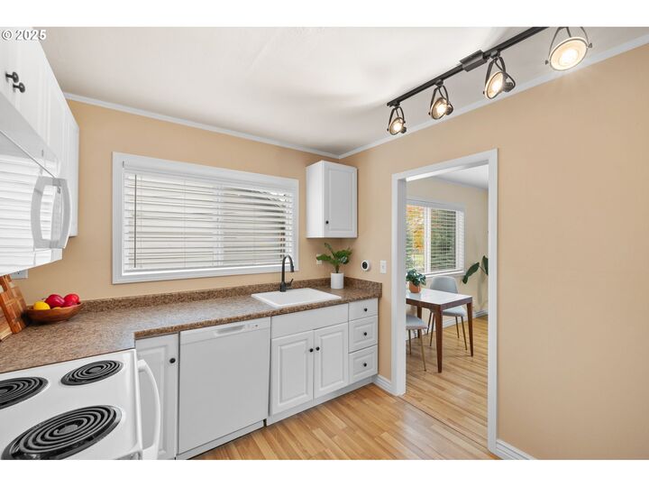 Property Photo: 7643 SE Market St OR 97215