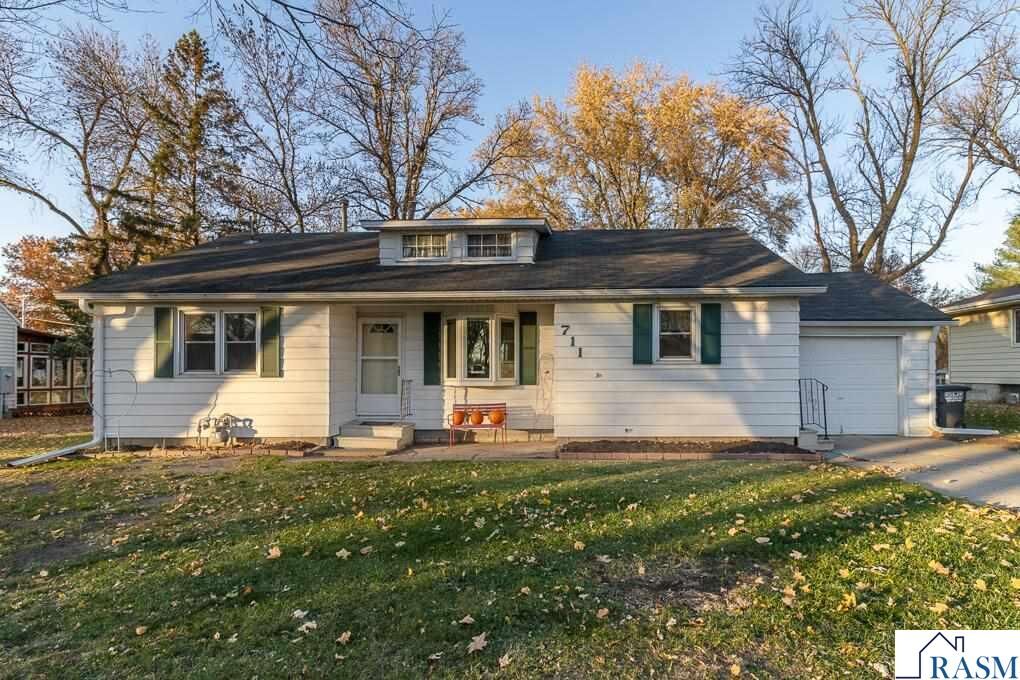 Property Photo:  711 E Blue Earth Street  MN 56055 