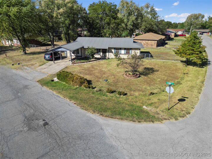 Property Photo:  1421 S Hayes Avenue  OK 74467 