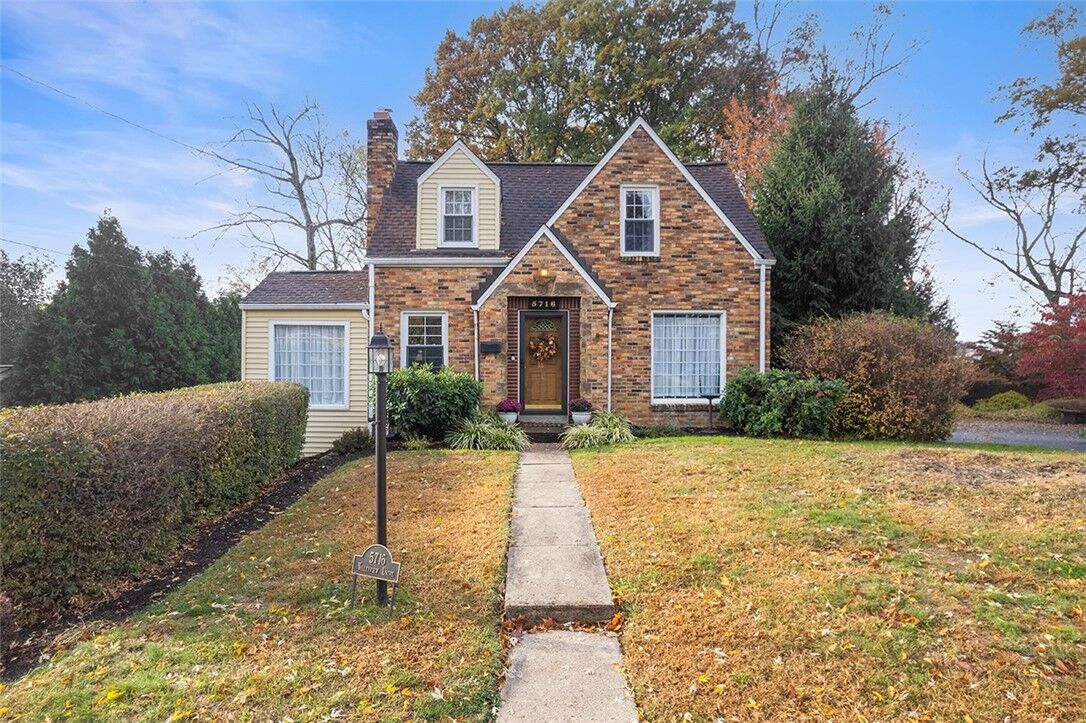 Property Photo:  5716 Valleyview Drive  PA 15102 