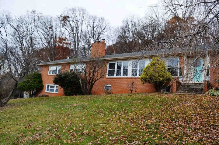 Property Photo: 1229 Woodcrest Cir VA 22801