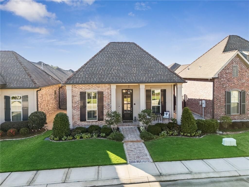 Property Photo: 520 Rue Jardins Street LA 70433