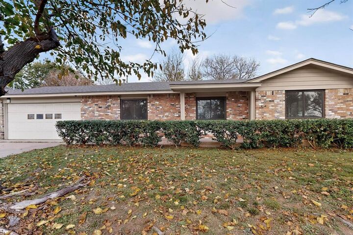 Property Photo: 1705 E Hilton Street TX 75090