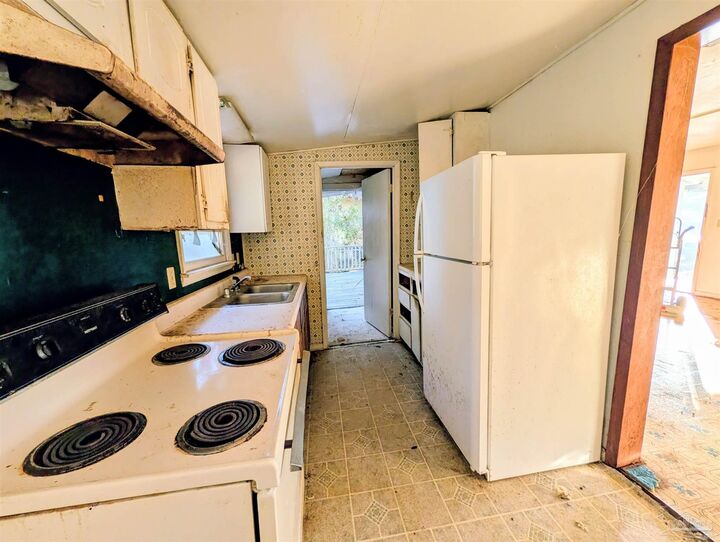 Property Photo: 4312 Melton Rd FL 32583