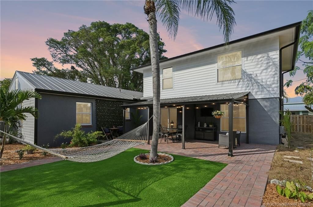 Property Photo:  605 SE Dolphin Drive  FL 34996 