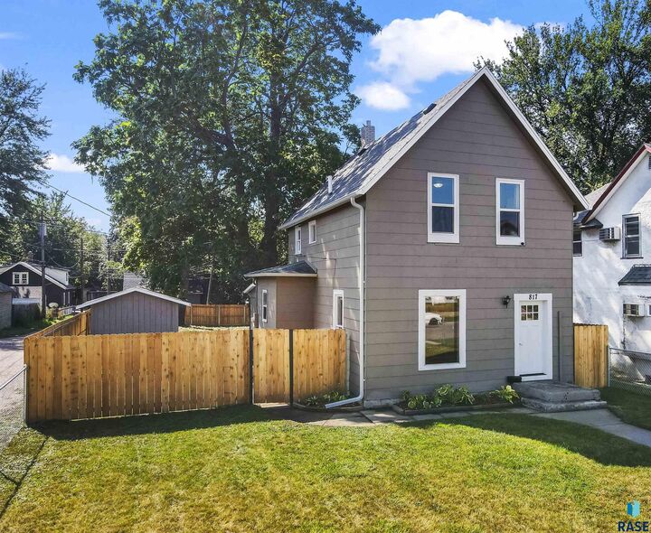 Property Photo:  817 W 12th St Street  SD 57104 