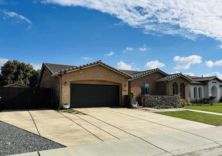 Property Photo: 936 N Red Oak Street CA 93257