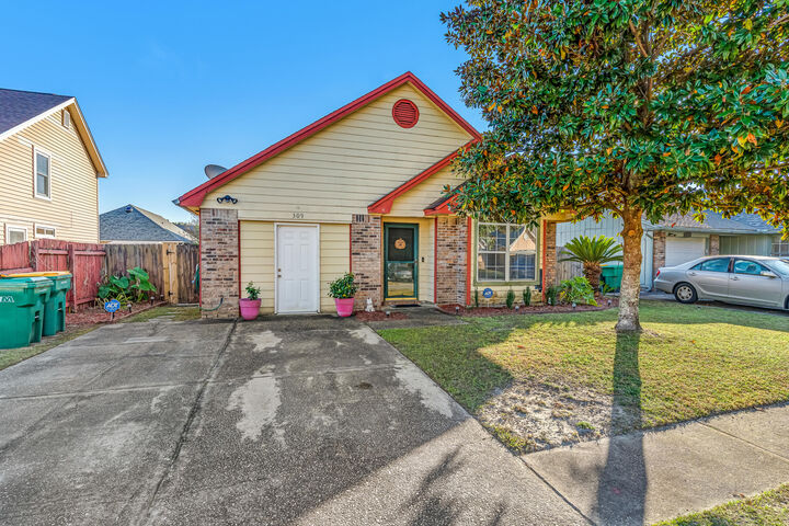 Property Photo:  309 Woodland Park Circle  FL 32569 