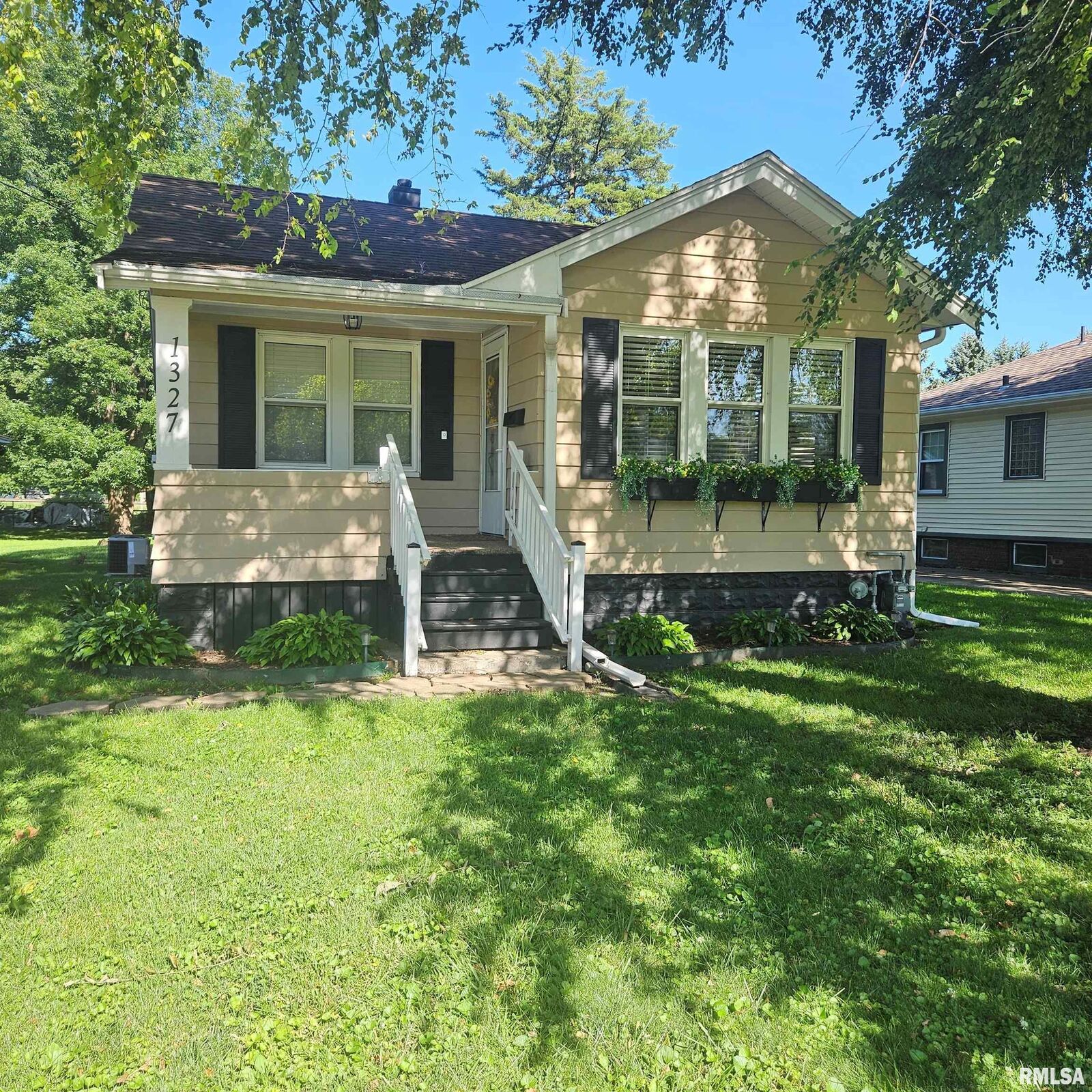 Property Photo: 1327 Brown Avenue IL 61401