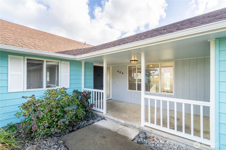 Property Photo:  404 W Roanoke Street  WA 98531 