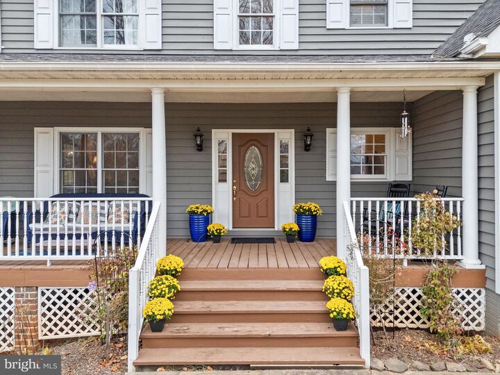 Property Photo: 8182 Ashton Way VA 20186