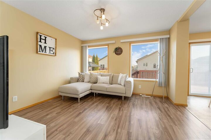 Property Photo: 88 Kinlock Lane MB R3T 6B2