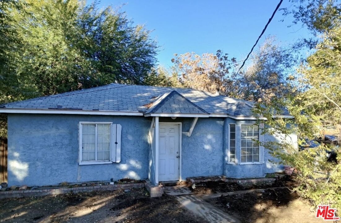 Property Photo:  1025 W Newgrove St  CA 93534 