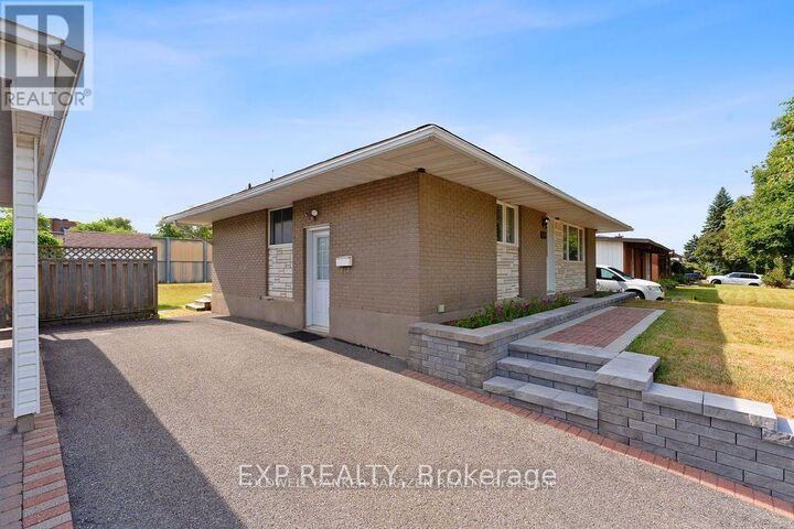 Property Photo: 2536 Roman Avenue ON K2B 7X9