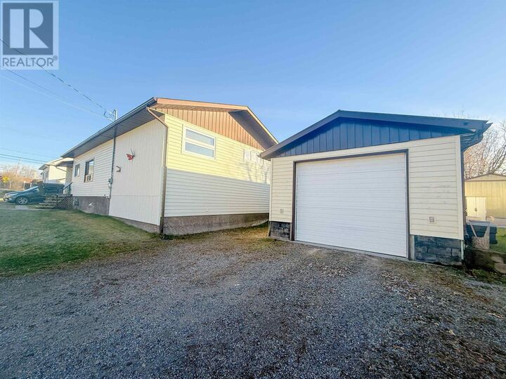 Property Photo:  63 Peter Street West  ON P9N 3R4 