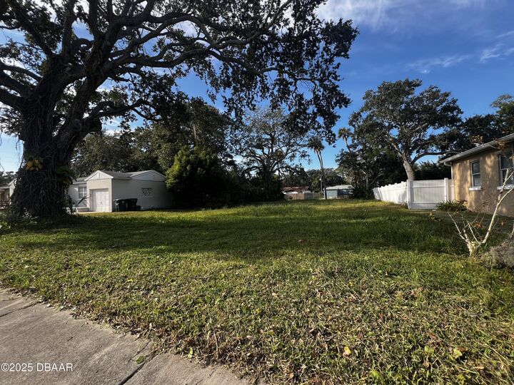 Property Photo:  930 S Beach Street  FL 32114 